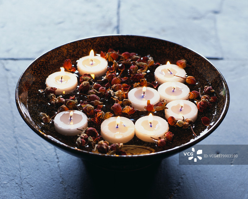 碗中漂浮的茶蜡与玫瑰果图片素材