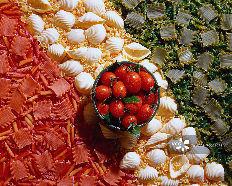 三色意面上的番茄碗图片素材