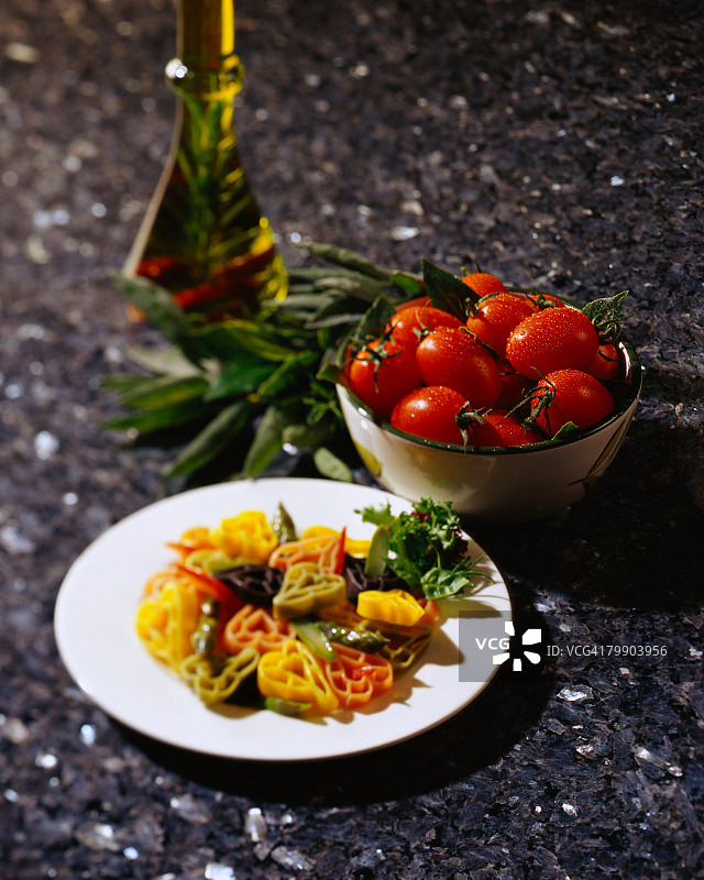 李子番茄碗旁的心形意大利面图片素材