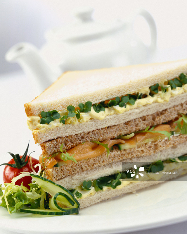 搭配一壶茶的俱乐部三明治图片素材