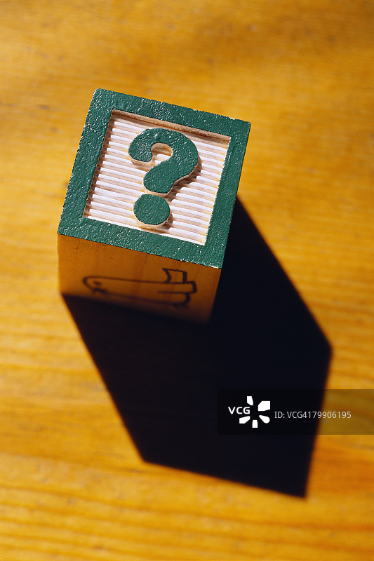 玩具积木上的问号图片素材