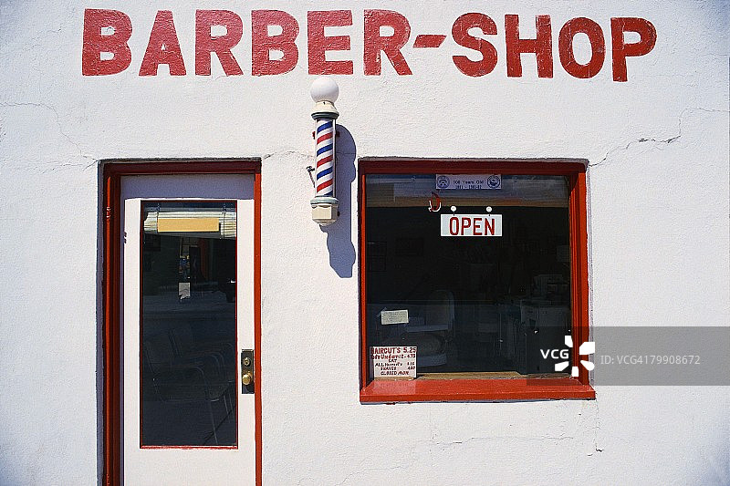 橱窗挂着“营业中”标志的理发店图片素材