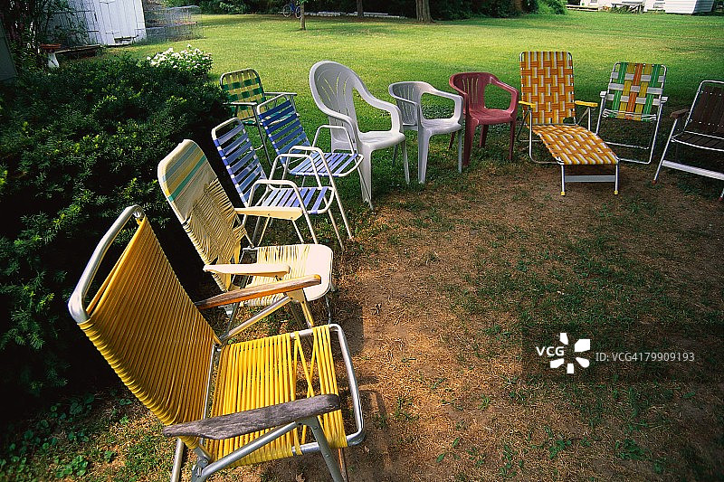 草坪上的折叠椅图片素材