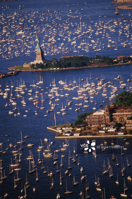 独立日纽约港的船只图片素材