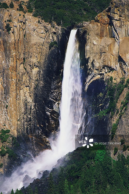 春季的新娘面纱瀑布图片素材