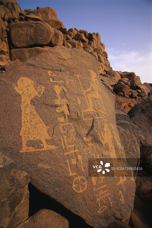 塞赫勒岛岩石上的埃及象形文字铭文图片素材