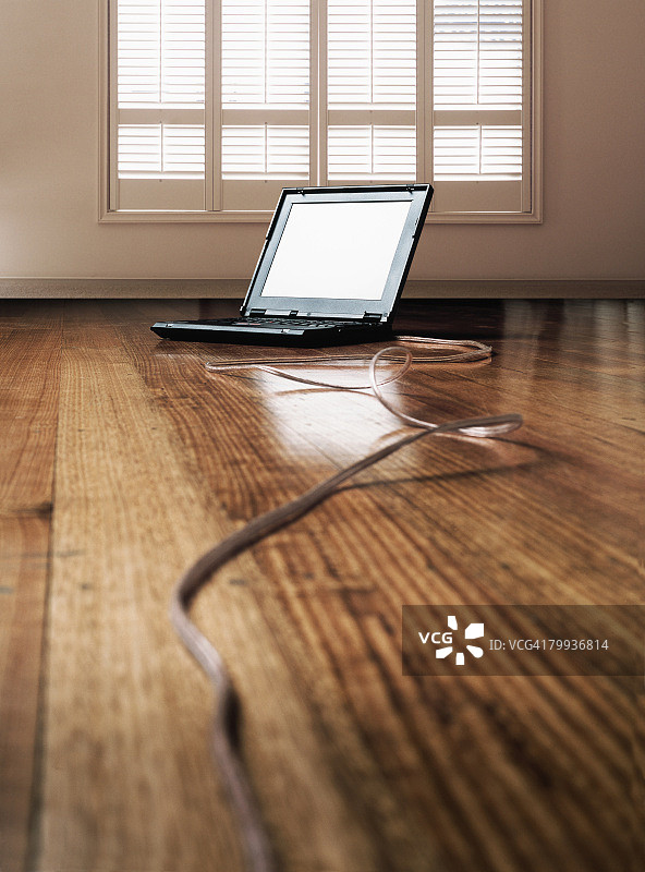 硬木地板上的笔记本电脑图片素材