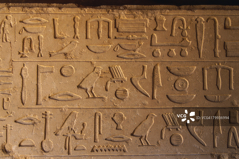 陵墓入口处的象形文字图片素材