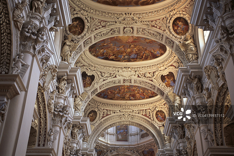 帕绍大教堂内部的雕塑和绘画图片素材
