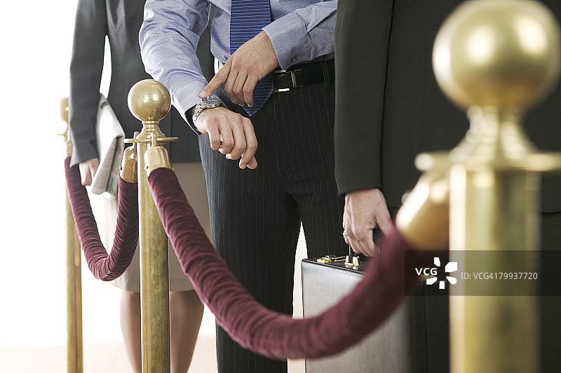 商务人士排队等待图片素材