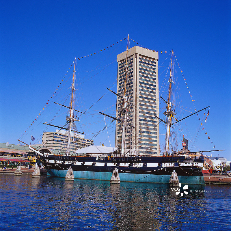 美国星座号帆船与世界贸易中心图片素材