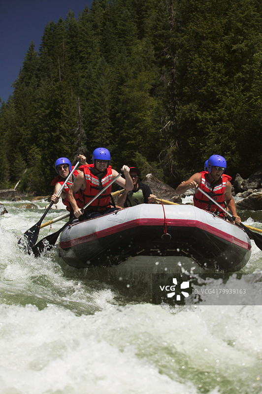 洛克萨河上的白水漂流图片素材