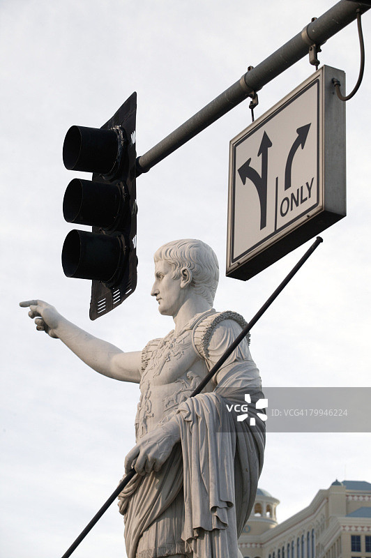 交通灯附近的凯撒雕像图片素材