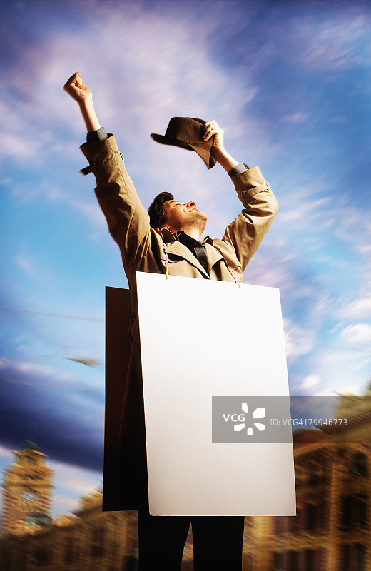 男人佩戴空白广告牌图片素材