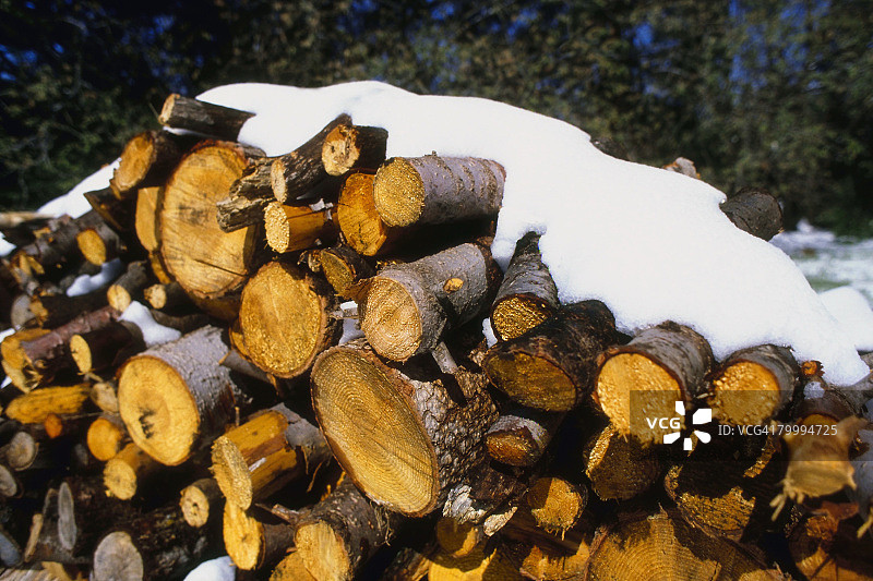 木柴堆上的雪图片素材