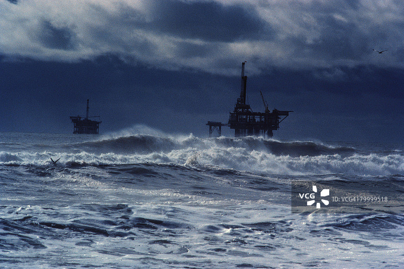暴风雨中的石油钻井平台图片素材