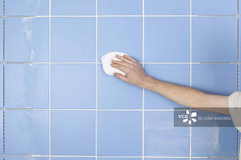 手持布料靠墙图片素材