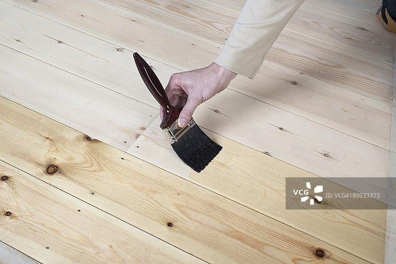 手在地板上涂清漆图片素材