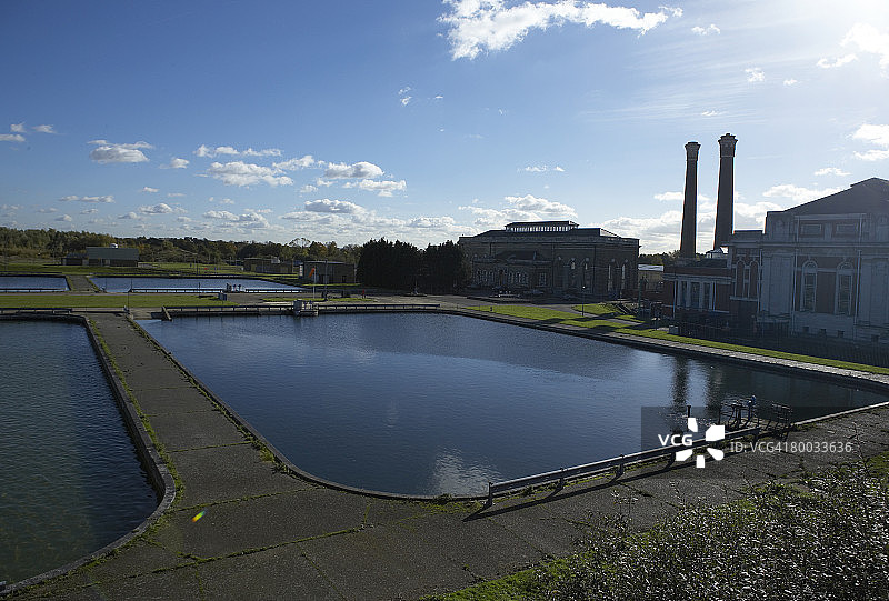 欧洲，英国米德尔塞克斯郡：水处理厂的水库图片素材