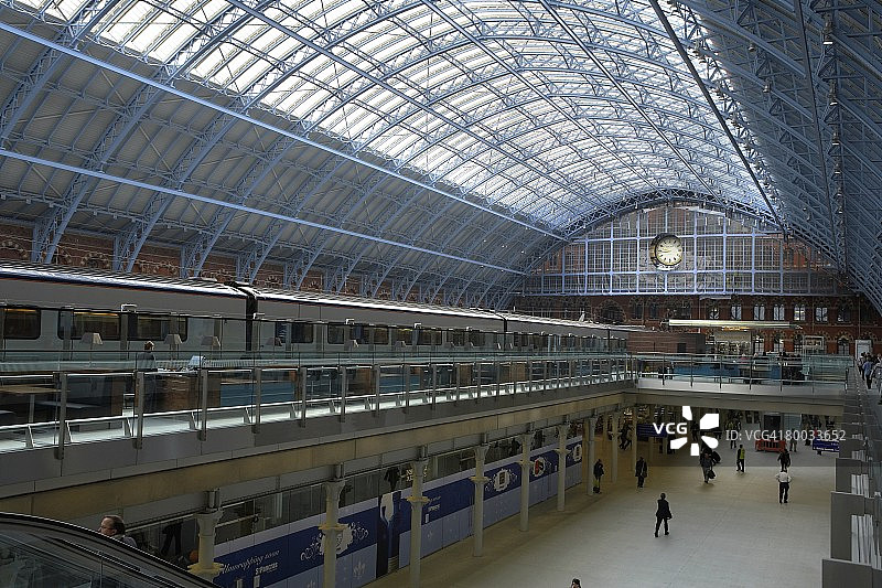英国伦敦圣潘克拉斯车站内部玻璃穹顶图片素材