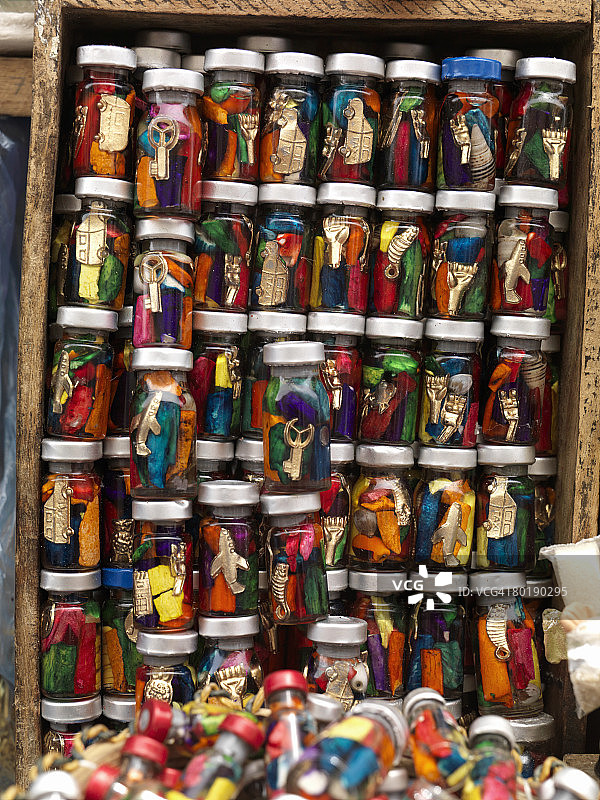 玻利维亚拉巴斯市场：各种场合带来好运的护身符盒图片素材