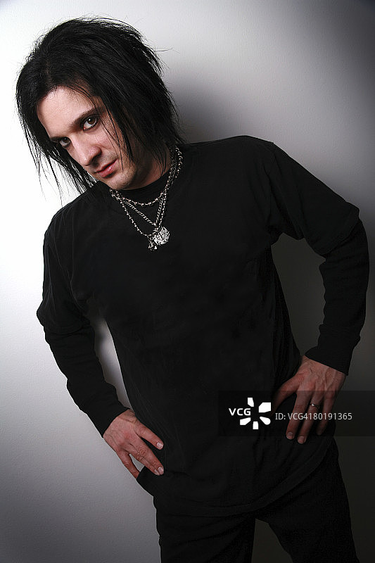 一位外表前卫的帅气男人图片素材