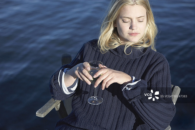 在码头上放松的年轻女人图片素材