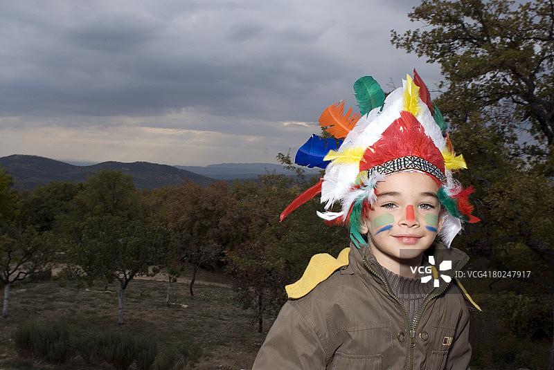 男孩装扮成红种人图片素材