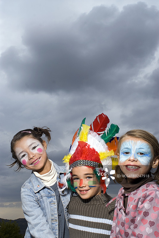 一群孩子化装参加聚会。图片素材