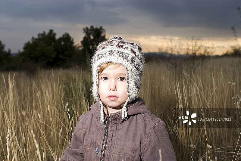 田野里的男孩肖像图片素材