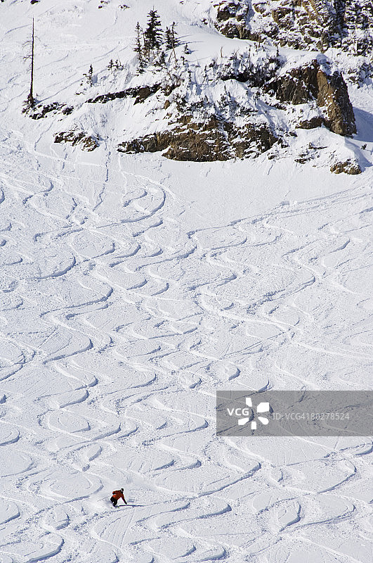 滑雪者在新鲜降雪后于美国阿尔塔滑雪胜地滑出雪道，该滑雪胜地是美国唯一允许滑雪者进入的度假村之一，位于美国犹他州盐湖城图片素材