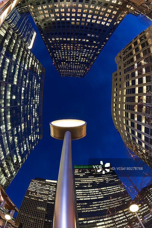 伦敦金丝雀码头金融区夜景图片素材