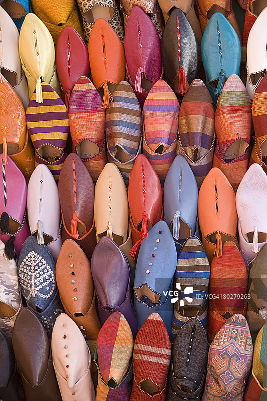 摩洛哥马拉喀什露天市场中的传统鞋类图片素材
