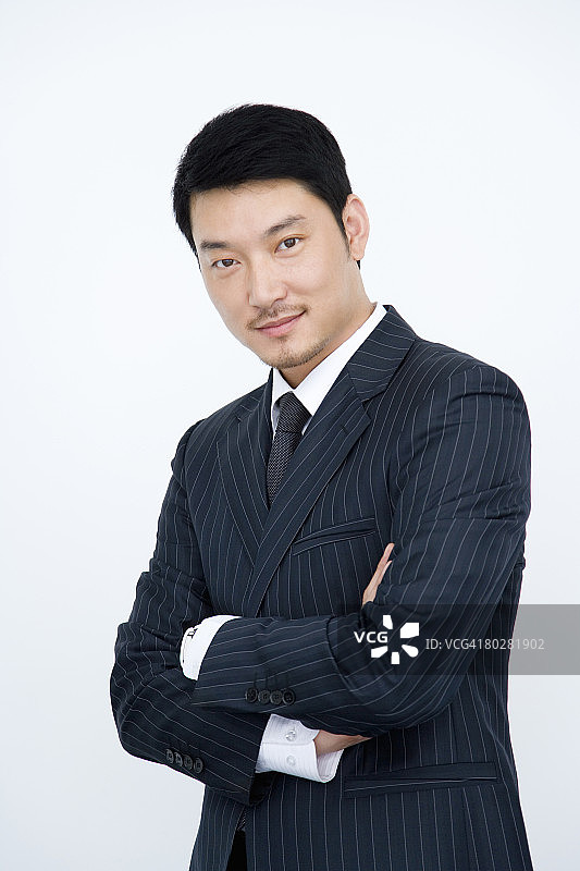 双手交叉微笑的商人，中国北京图片素材