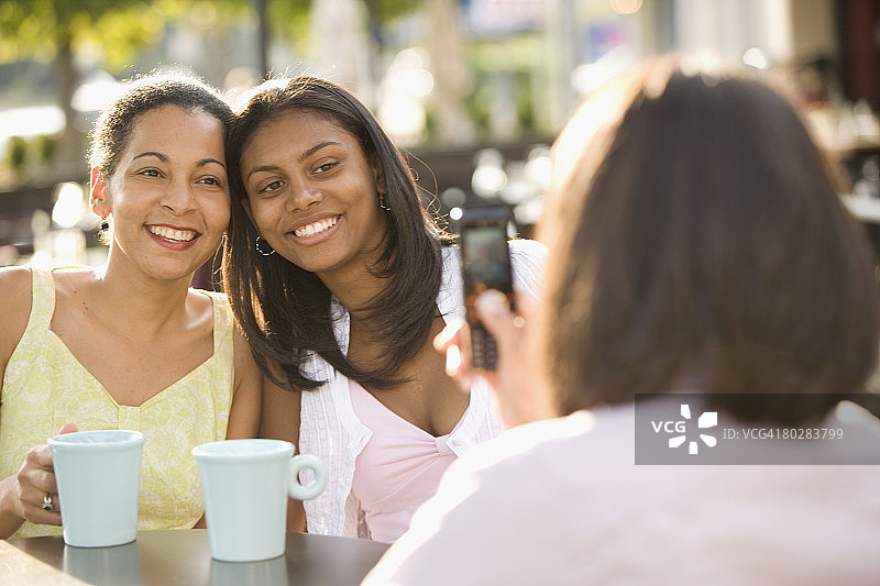 非洲母亲和女儿在拍照图片素材