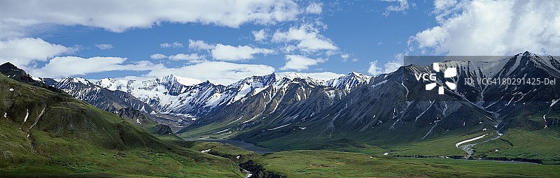 春季阿拉斯加德纳里国家公园山脉云雾缭绕的景色图片素材