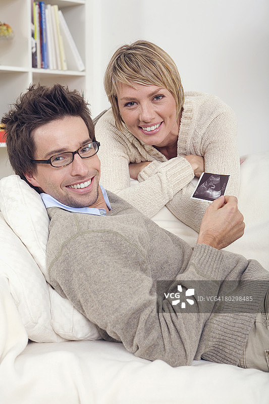 夫妇，男人拿着B超照片图片素材