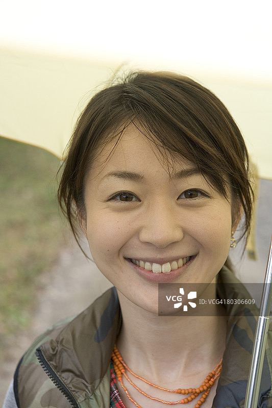 拿着雨伞的年轻女子特写图片素材