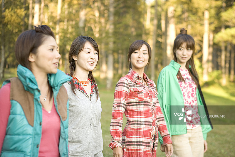 在公园里漫步的四个女孩图片素材