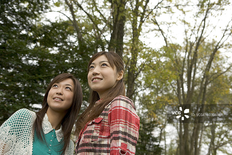 两名女人在公园里图片素材