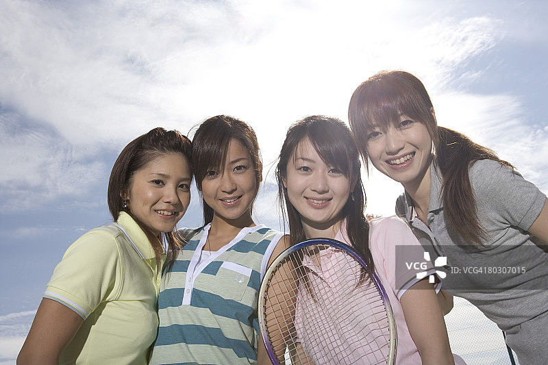 四个穿着运动服的年轻女人图片素材
