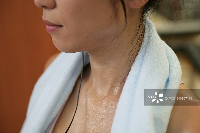 女子在健身房特写训练图片素材