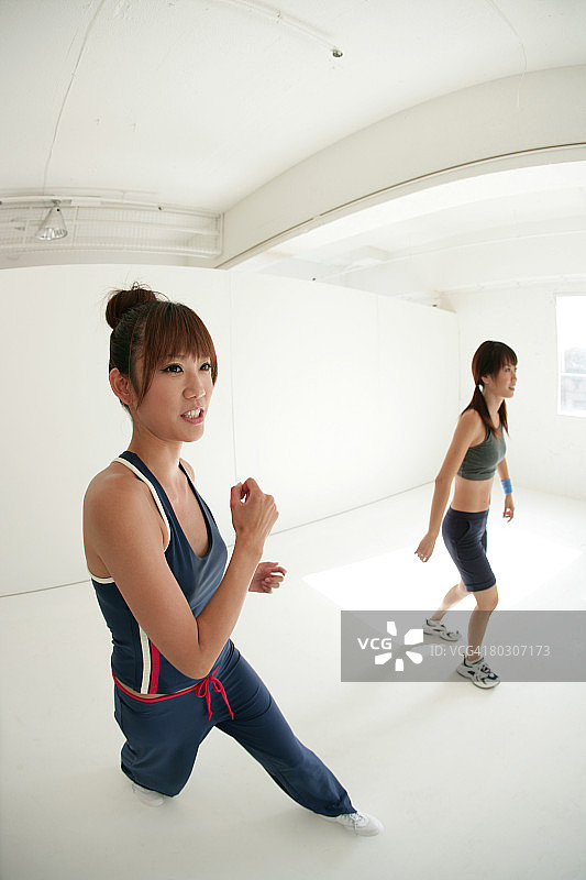 两名女子正在做有氧运动图片素材