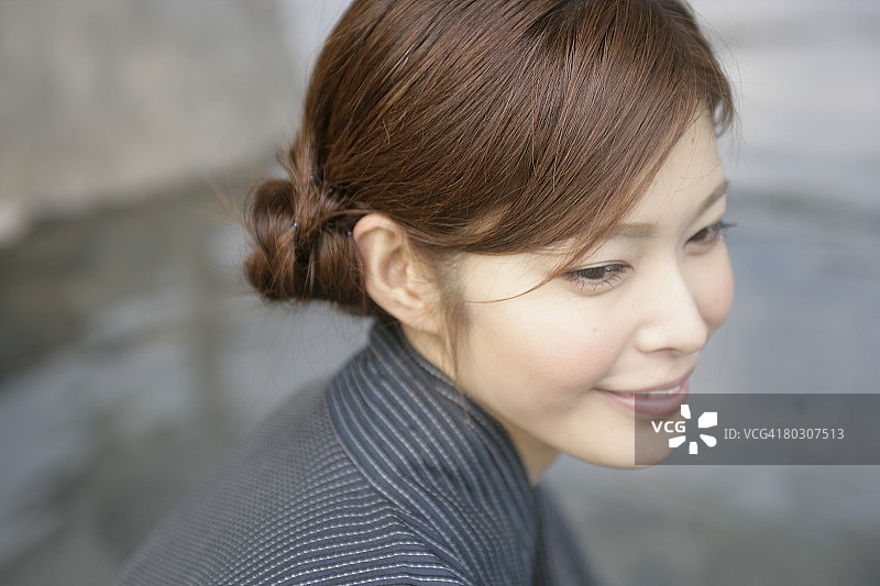 温泉旁的女人图片素材
