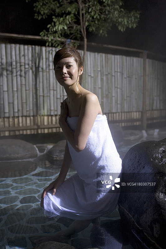 夜间温泉中的女人图片素材