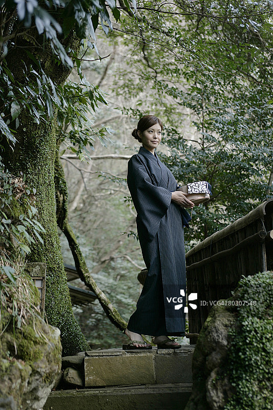 在花园里提着水桶的女人图片素材