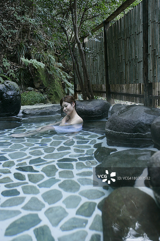 年轻女子泡温泉图片素材