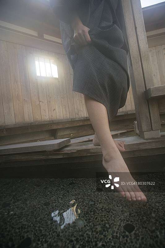女人将脚放入温泉中图片素材