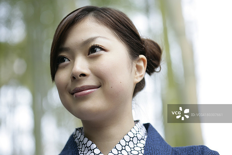 穿着蓝色长袍的女人特写图片素材