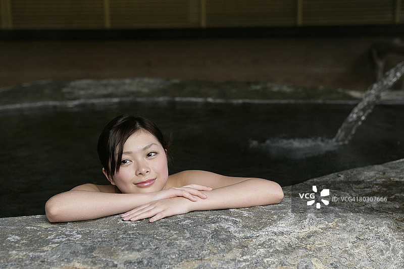 女人在热水浴缸里放松图片素材